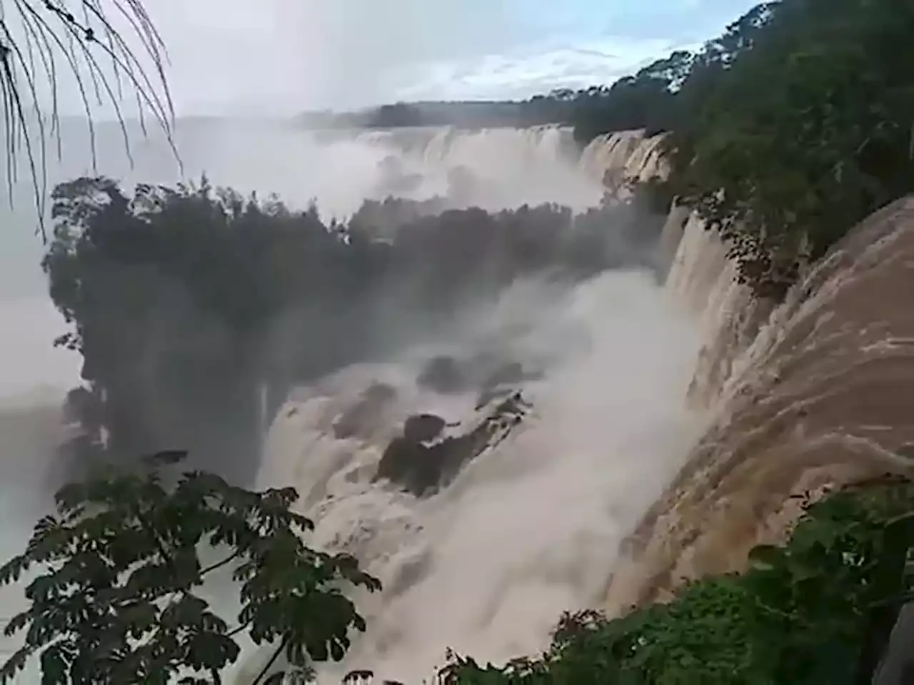 Los videos del desborde: cierran el circuito a la Garganta del Diablo por la creciente del río Iguazú