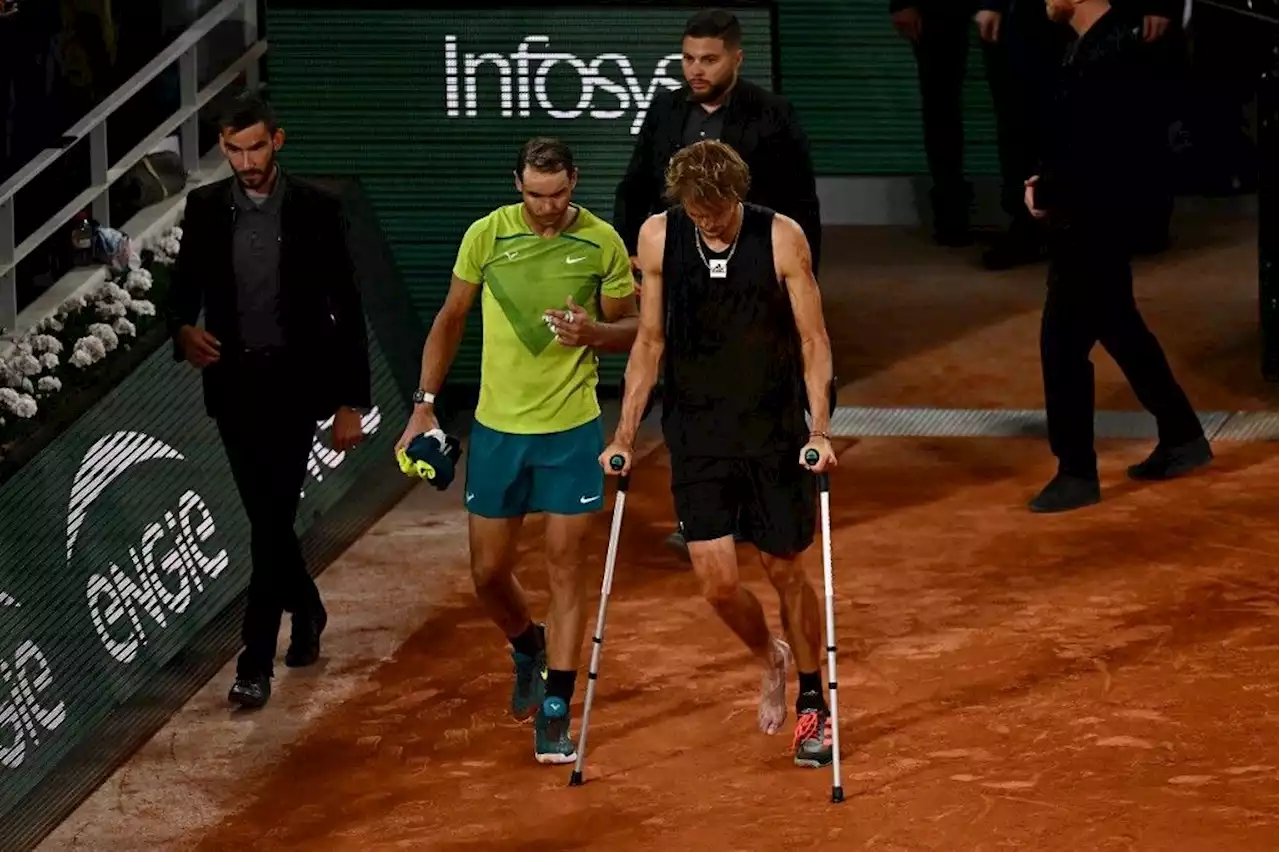 Zverev quitte Roland-Garros en béquilles après sa blessure face à Nadal