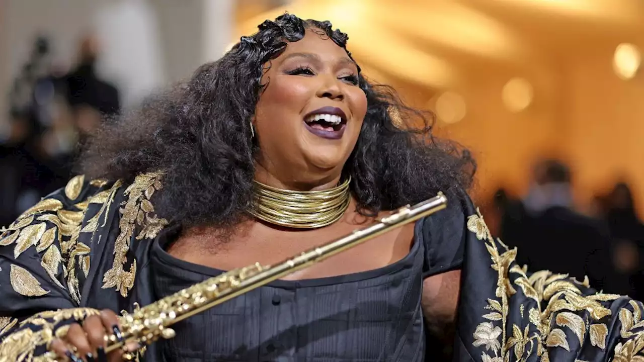 Lizzo Attempting to Apply Aloe to Her Sunburn Is the Funniest Thing You’ll See All Day