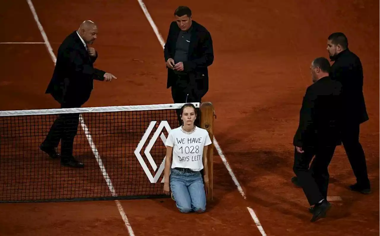 Activista climática se encadena a red en semifinal de Roland Garros