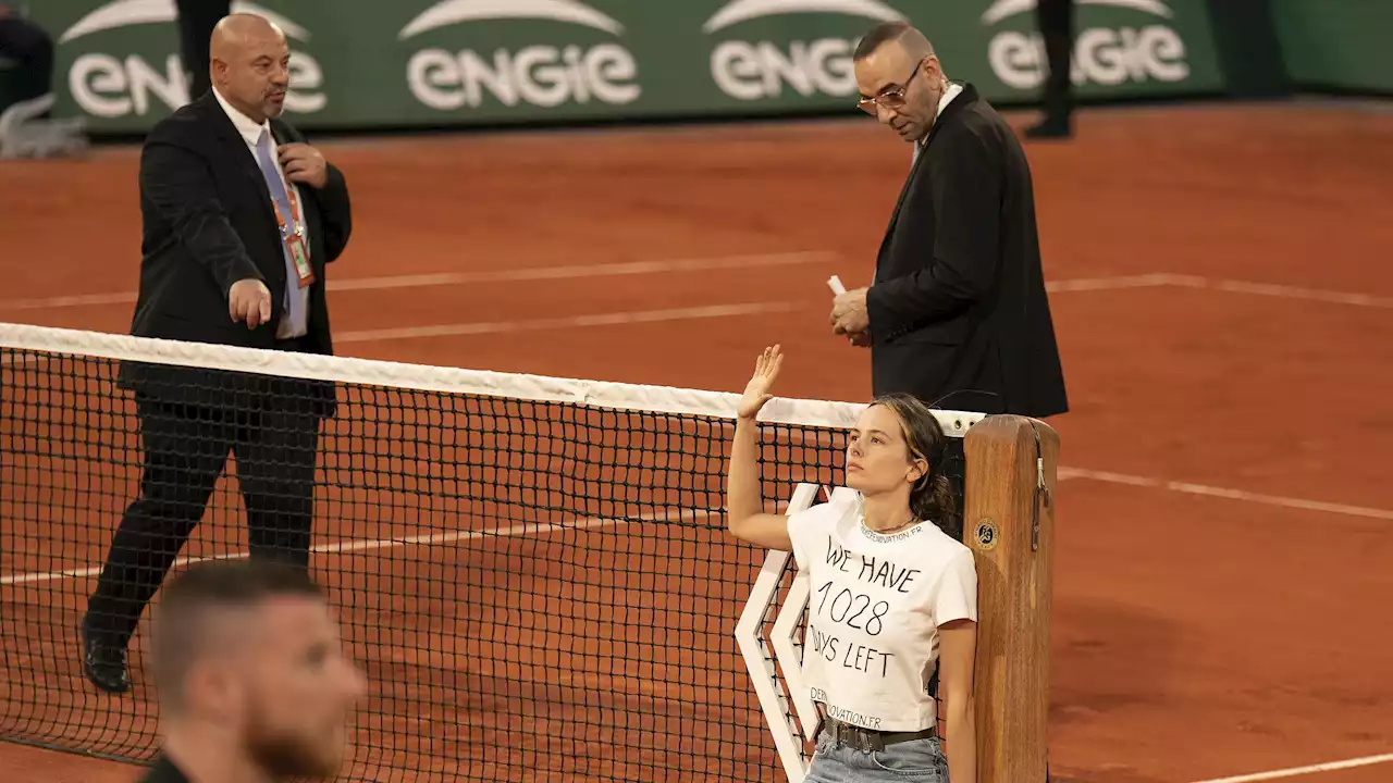 Protest Interrupts Casper Ruud - Marin Cilic French Open Semifinal