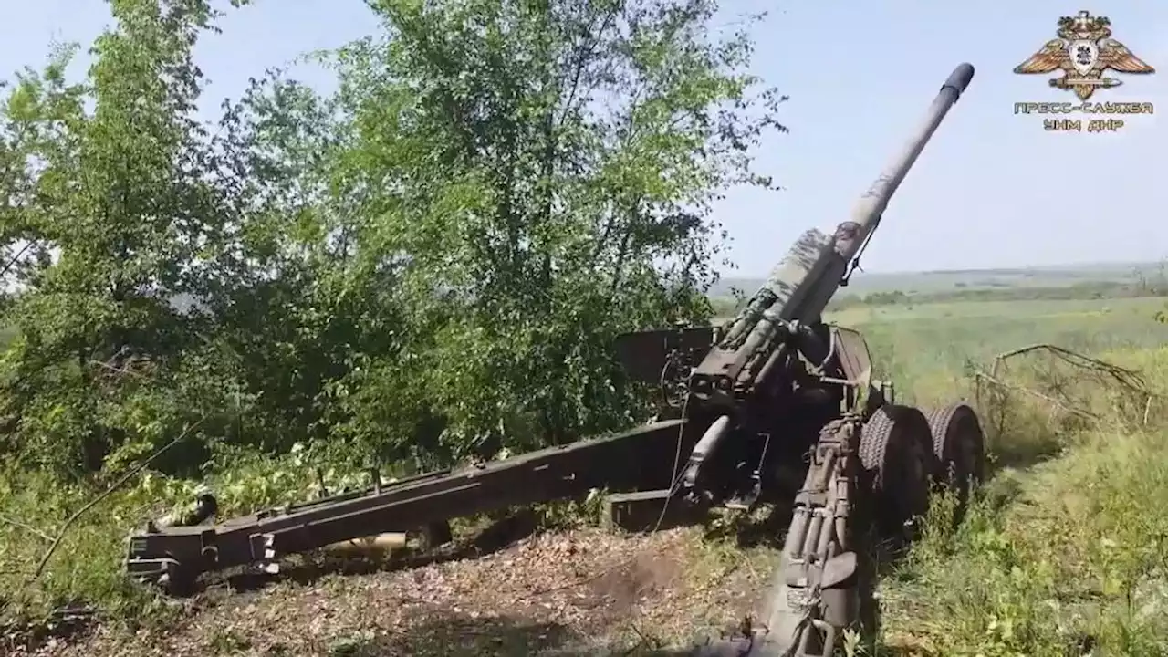 Pro-Russian troops use Hyacinth field gun to blast Ukrainian city defenses