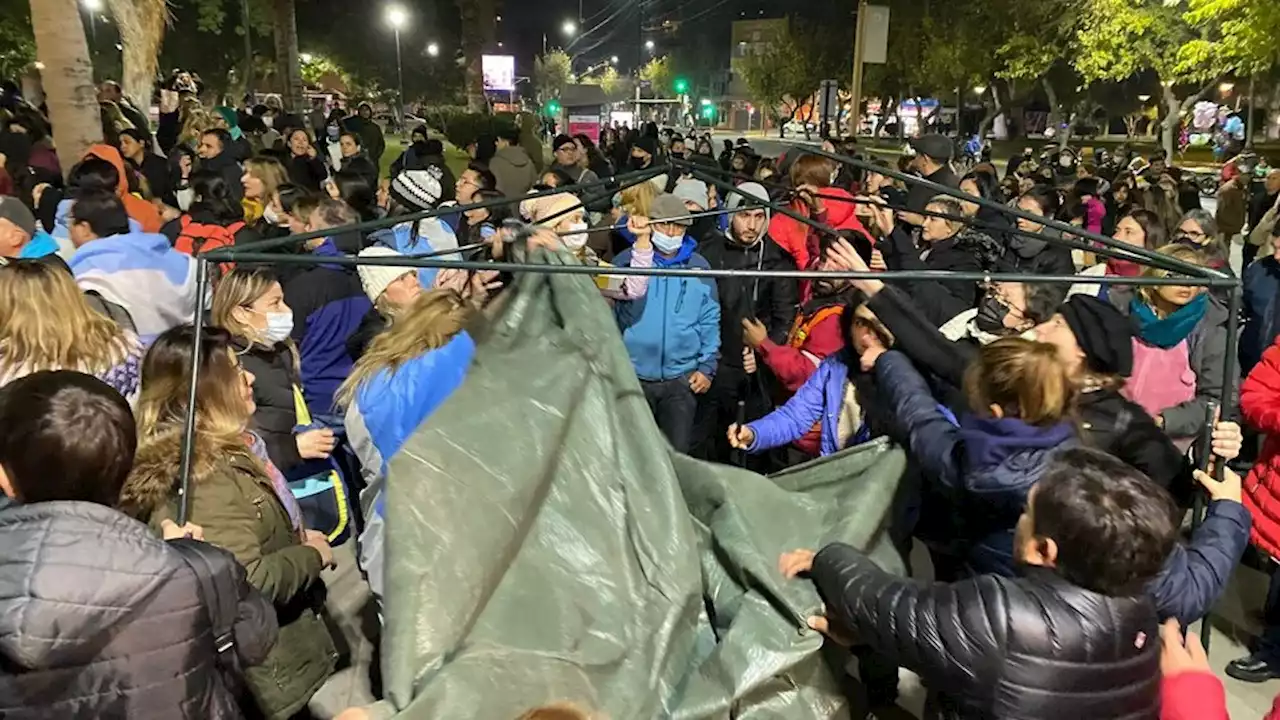 San Juan: la Policía reprimió a docentes que protestaban en el centro de la ciudad | En medio de la negociación paritaria