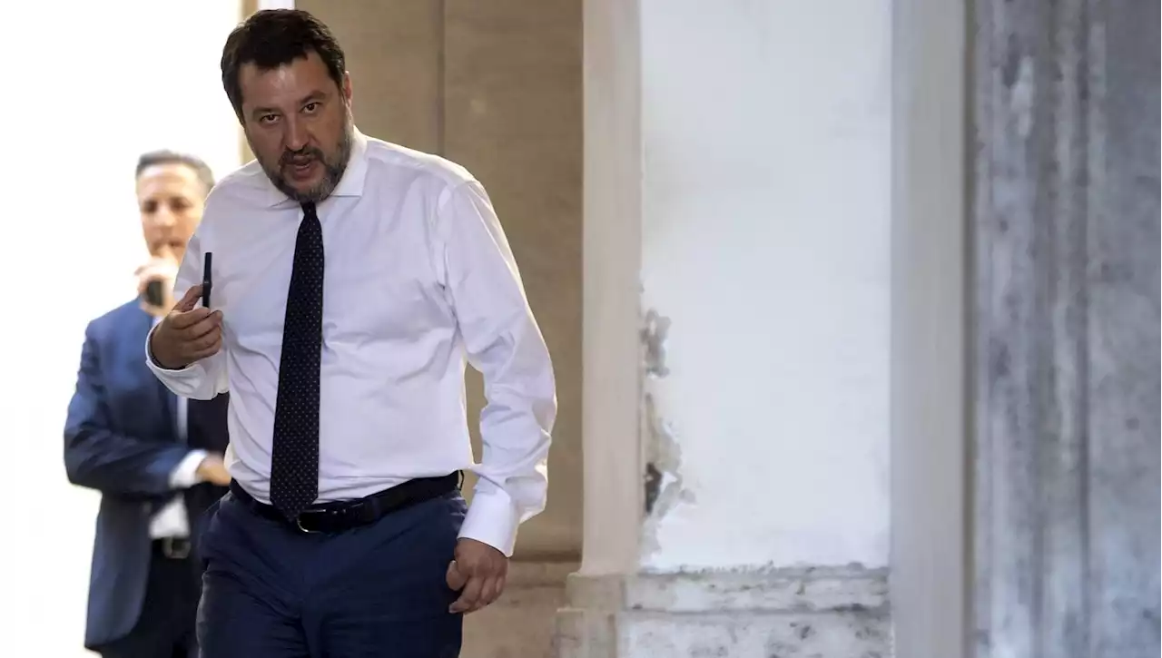 Salvini, il leader credulone e la surreale corte dei finti pacifisti