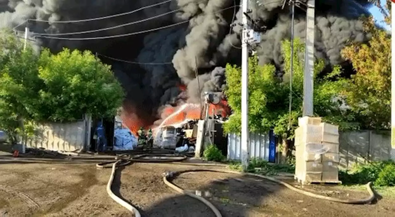 В Набережных Челнах произошел пожар на складе на площади тысячиквадратов - РИА Новости, 03.06.2022