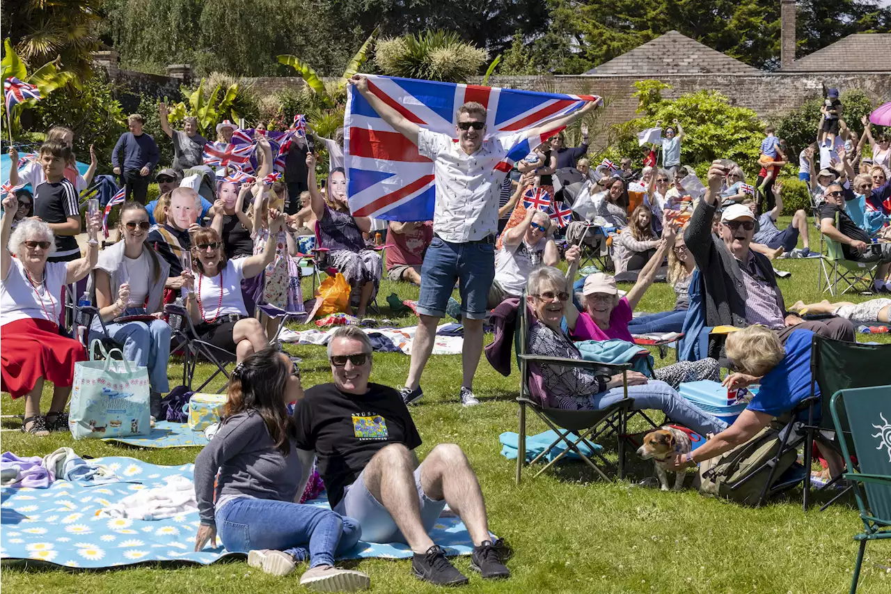 Brits to soak up 25C in hottest day of the Jubilee Bank holiday weekend TODAY - before thunderstorm warning