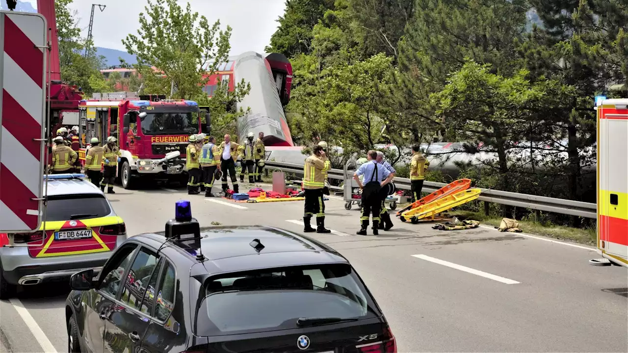 Mindestens drei Tote bei Zugunglück in Bayern