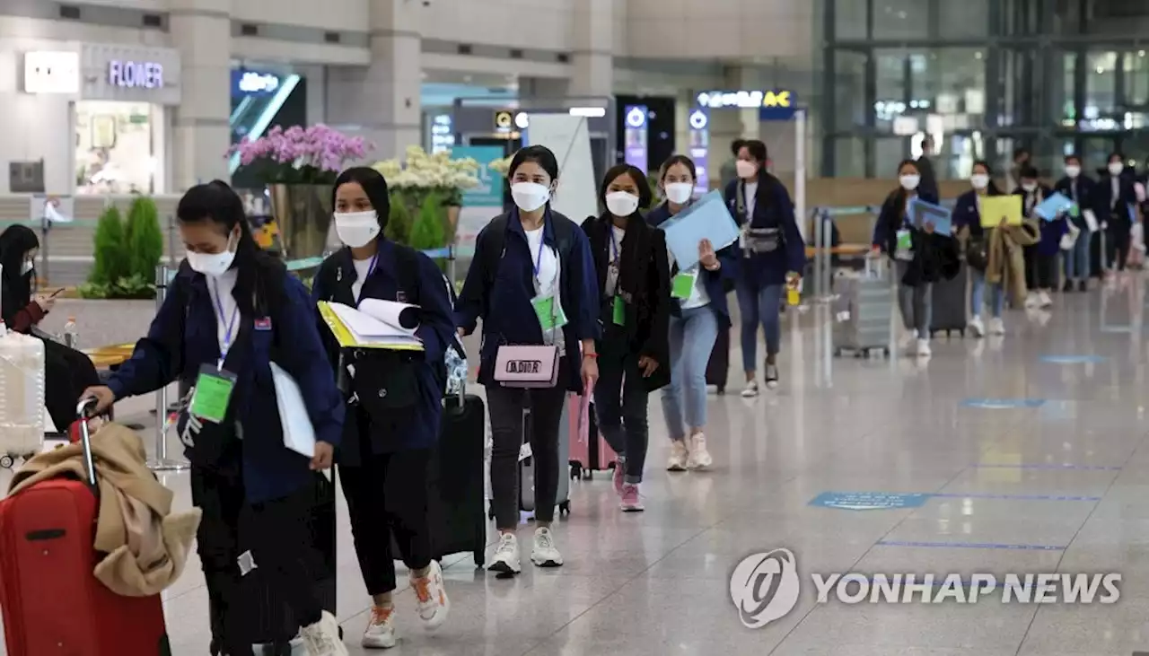 한총리 '백신 미접종 해외입국자 격리의무 8일부터 해제' | 연합뉴스