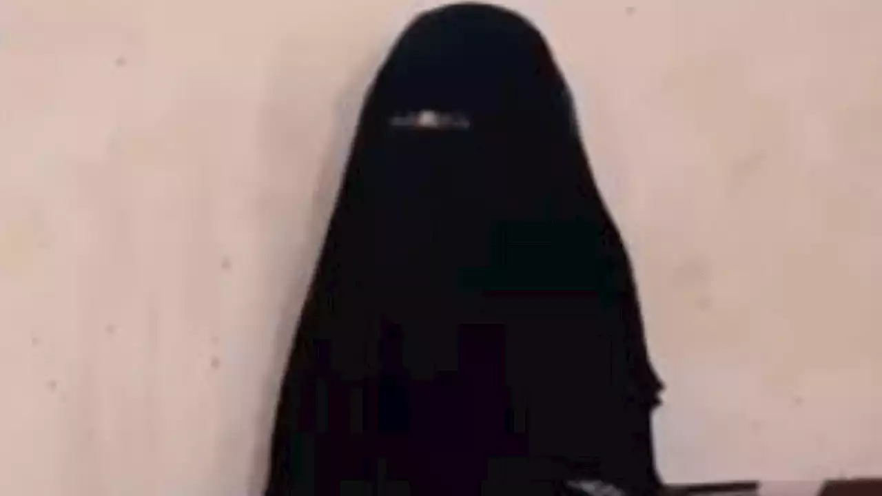 طفلة يمنية تفقد قدرتها على المشي بسبب ألغام الحوثي.. ووالدتها تروي معاناتها