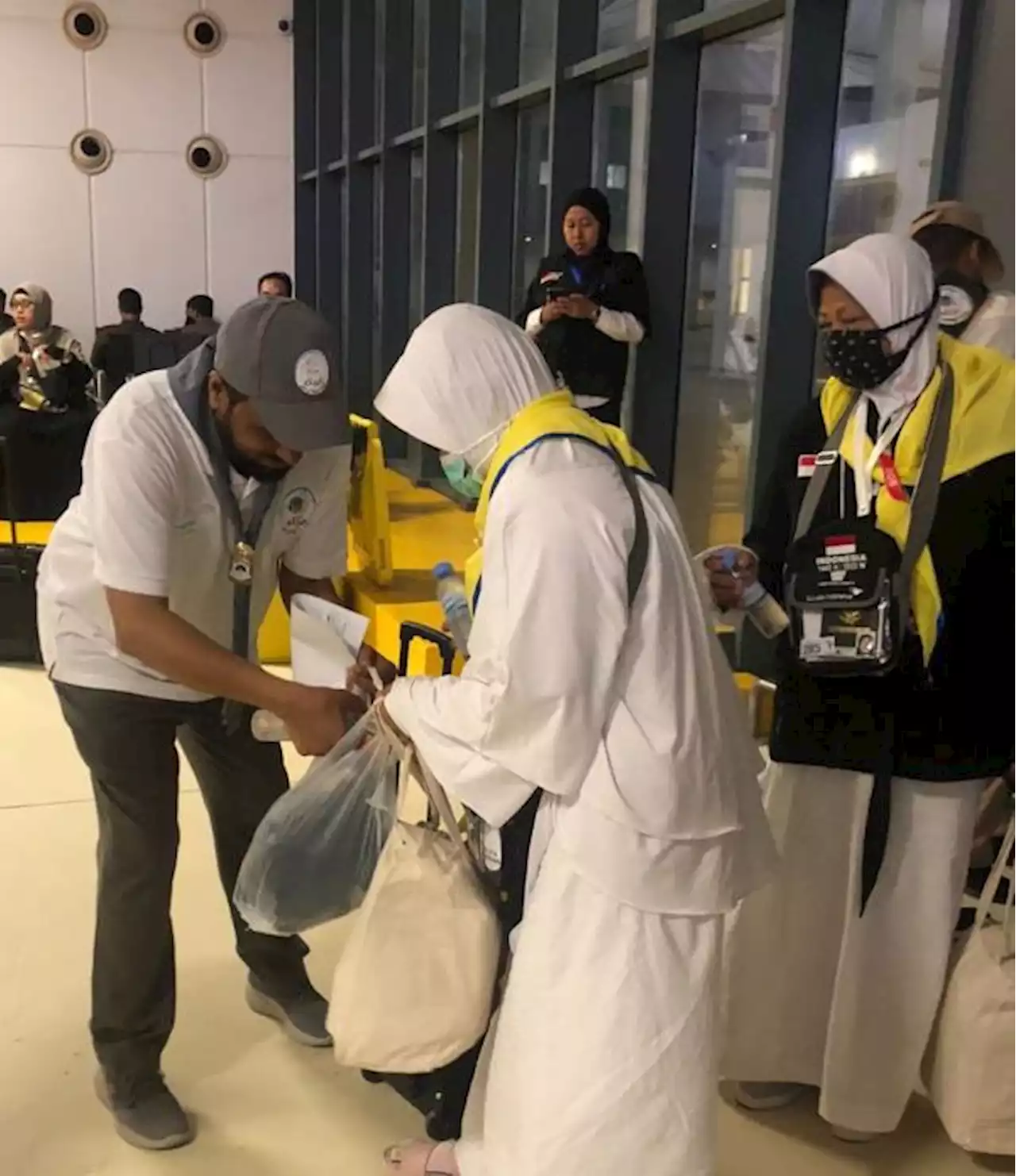 بالصور.. 60 كشافاً من «تعليم جدة» يشاركون في خدمة ضيوف الرحمن