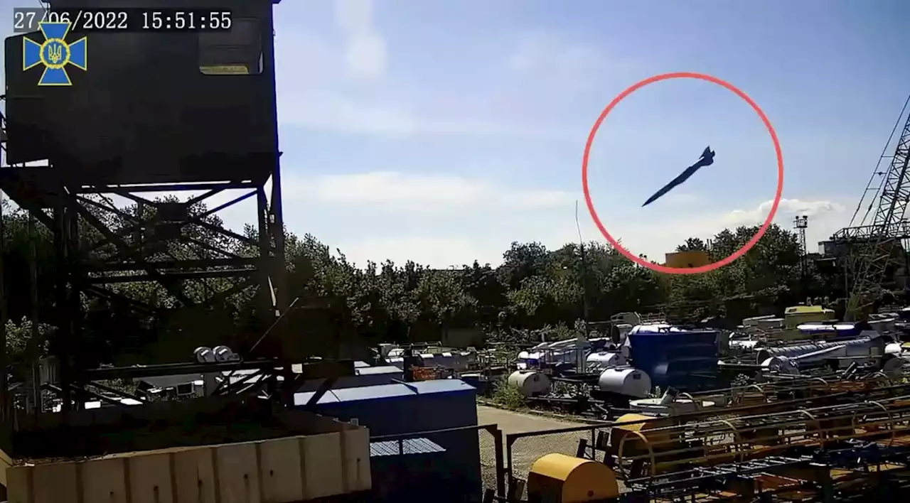 Shocking CCTV camera footage reconstructs moment Russian missile struck a Ukrainian mall | Businessinsider