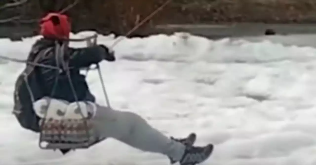 Chubut: cruzó un río congelado en tirolesa para asistir a un anciano que quedó aislado en su campo