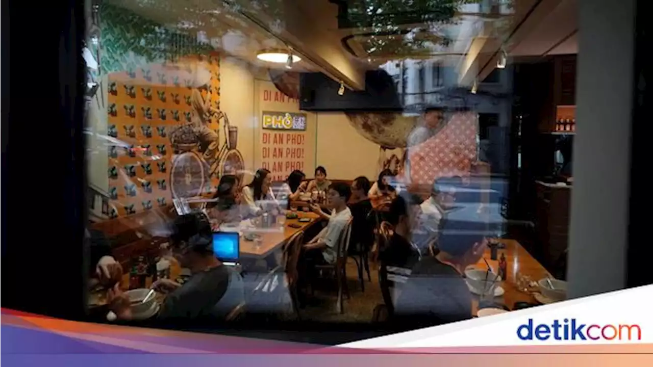 Lockdown Dicabut, Warga Shangai Ramai-ramai Makan di Restoran