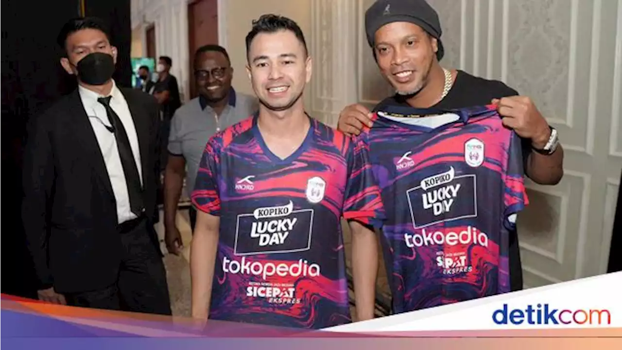 Ketika Ronaldinho Pose Bareng Raffi Ahmad