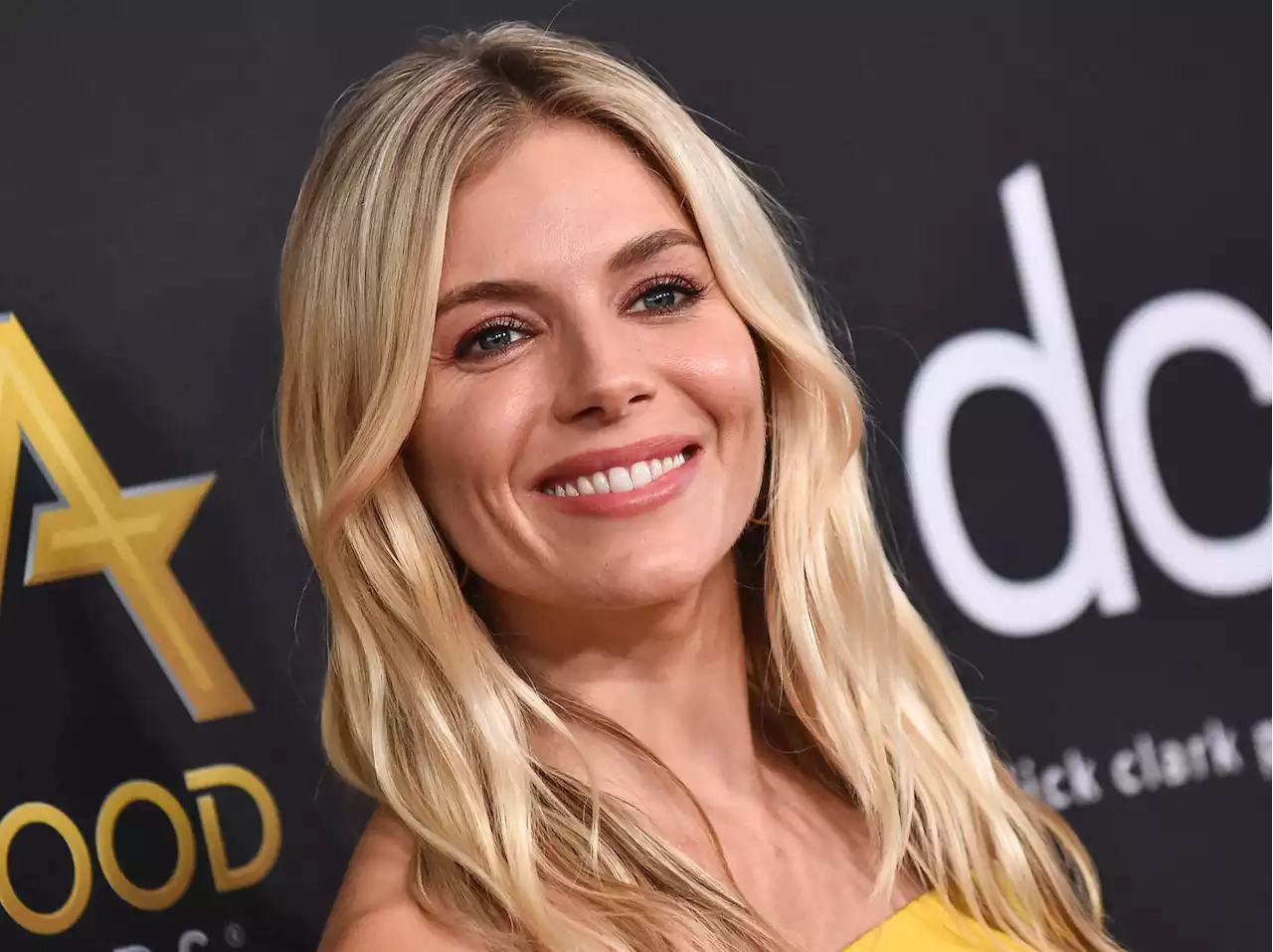 Sienna Miller (40 ans) dégaine la robe la plus sexy de la saison et c’est signé Mango - Grazia