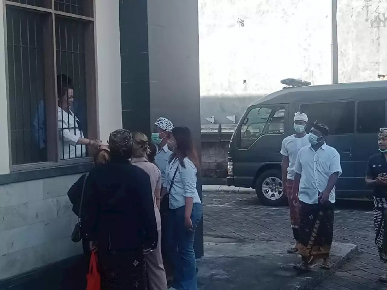 Lihat Penampilan Eks Bupati Eka Wiryastuti dari Balik Penjara: Semangat Bu!