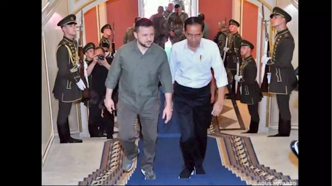 Zelenskyy Hadiri KTT NATO dan Temui Macron dkk Pakai Kaos, Ketemu Jokowi Kenakan Kemeja