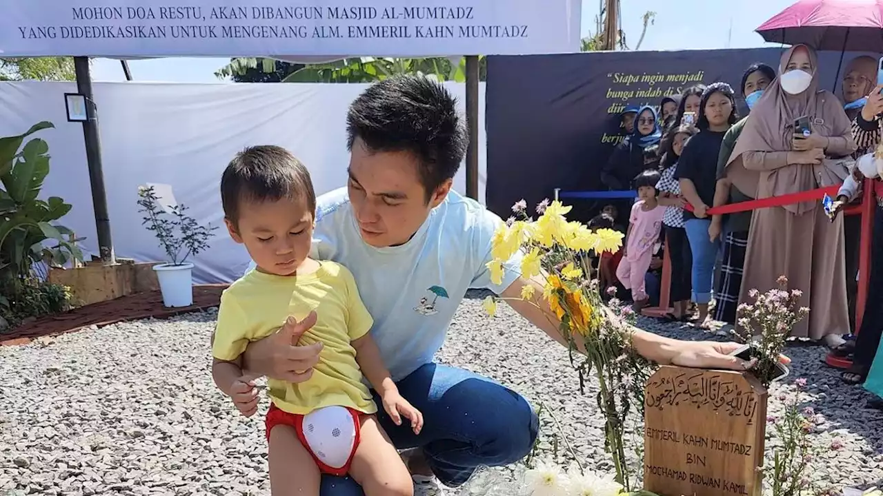 Baim Wong Ajak Kiano Ziarah ke Makam Eril Anak Ridwan Kamil