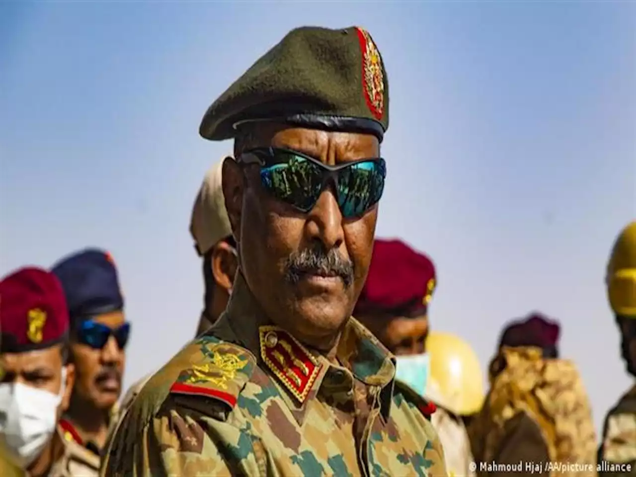 وزير الدفاع السوداني يسلم رئيس المجلس العسكري التشادي رسالة من البرهان