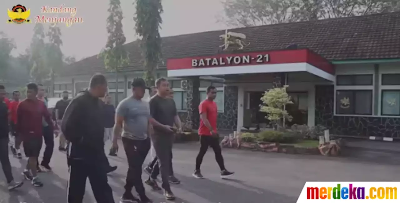 Foto : Momen Keakraban Tiga Jenderal TNI AD, Pakai Kaos Jalan-jalan Bareng Anak Buah | merdeka.com