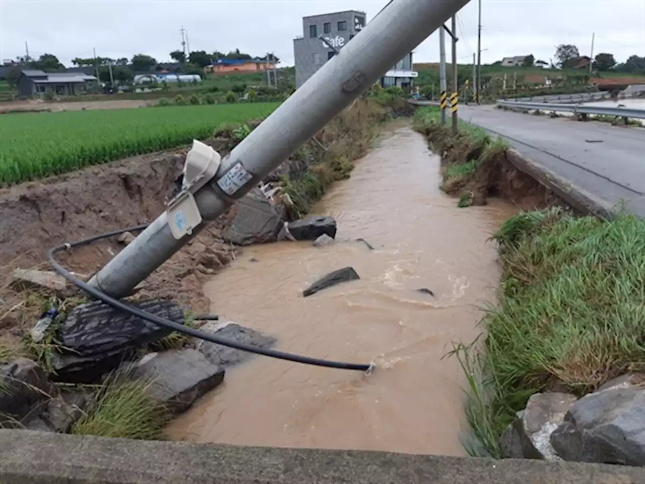 서산시 시간당 100mm 물폭탄... 강물 휩쓸린 차량 운전자 '안전'