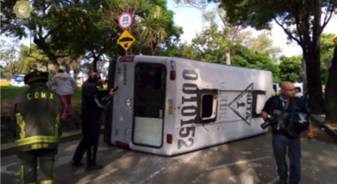 Otra de microbuses en CDMX: volcadura en Río Churubusco deja 13 personas lesionadas