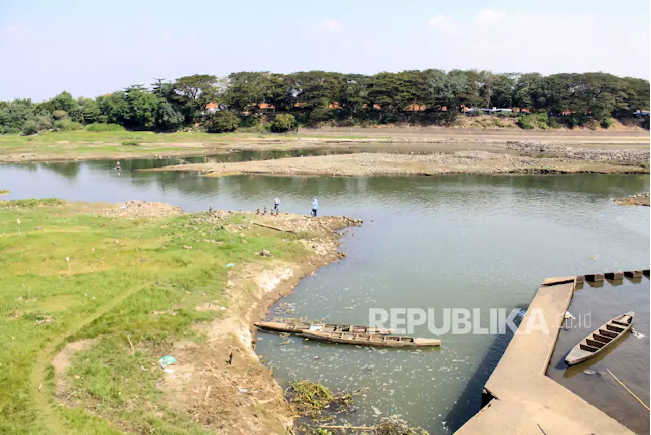 Sungai Purboyo Sidoarjo Dinormalisasi untuk Pengairan Lahan Pertanian |Republika Online