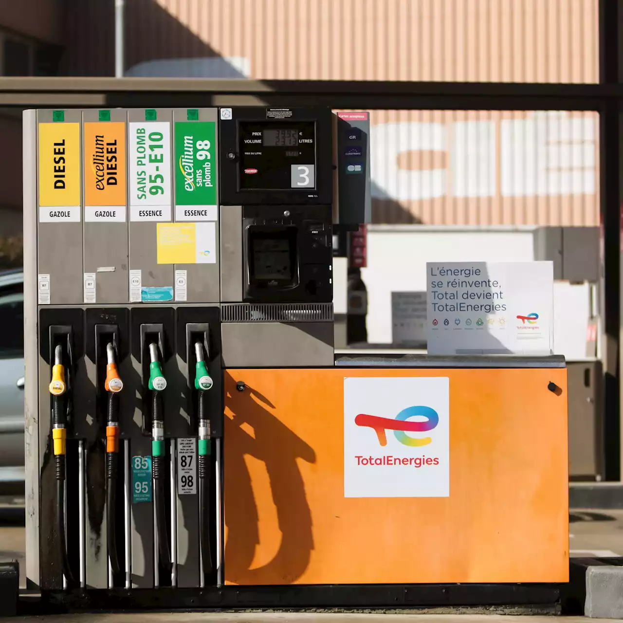 Prix du carburant : l'État et les groupes pétroliers profitent-ils de la crise ?