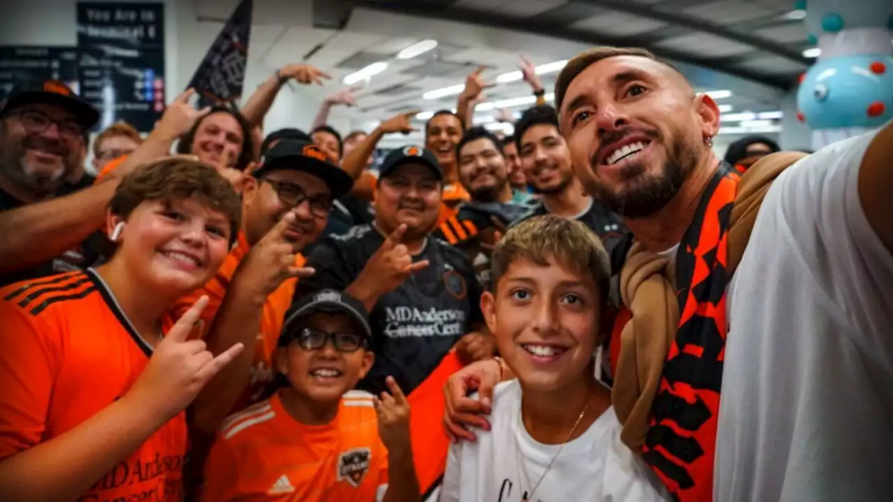 Héctor Herrera es recibido en Houston con 'bombo y platillo'