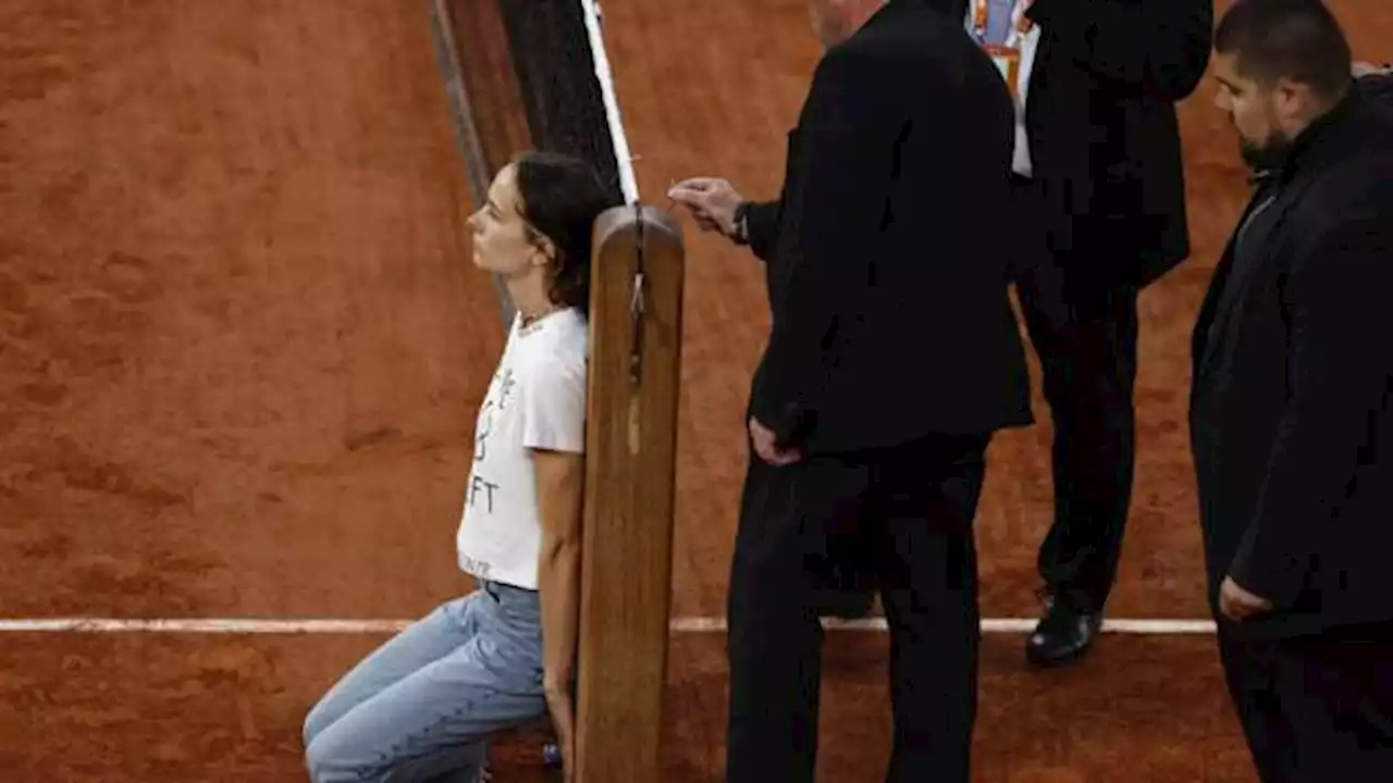 Protester interrupts French Open semi-final