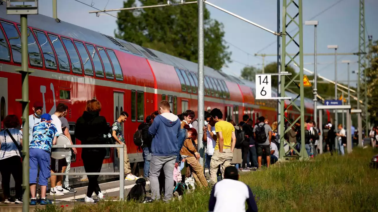 Bahn muss überfüllte Züge stoppen