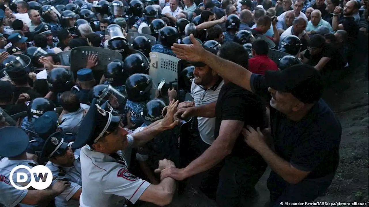 В Ереване 50 человек пострадали в стычках оппозиции с полицией | DW | 04.06.2022