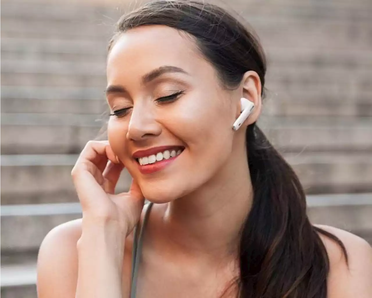 Tronsmart’s New AirPod-Style Earbuds Are A Solid Bargain