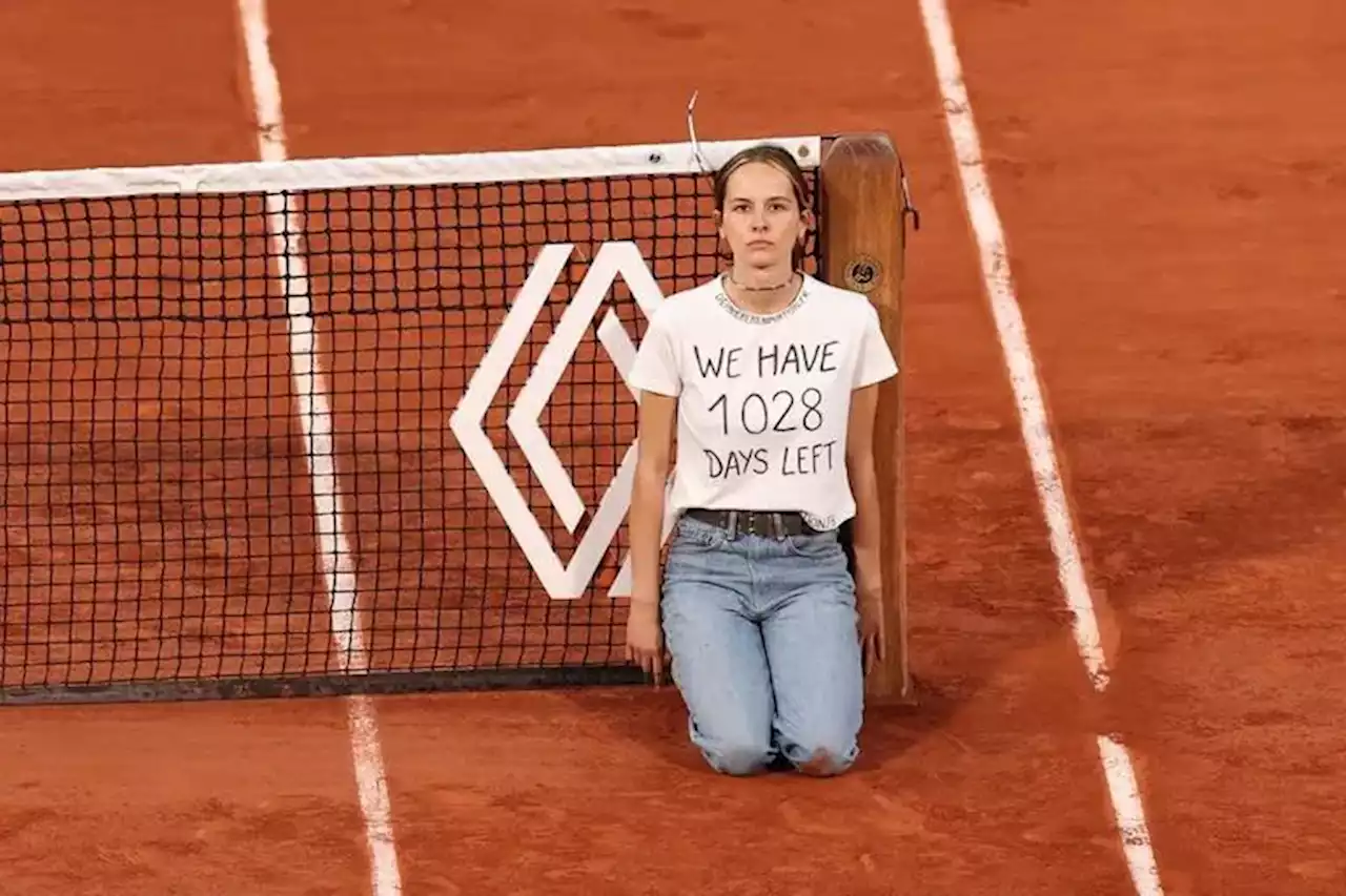 Escándalo en Roland Garros: una mujer se encadenó en la cancha y obligó a suspender la semifinal entre Cilic y Ruud