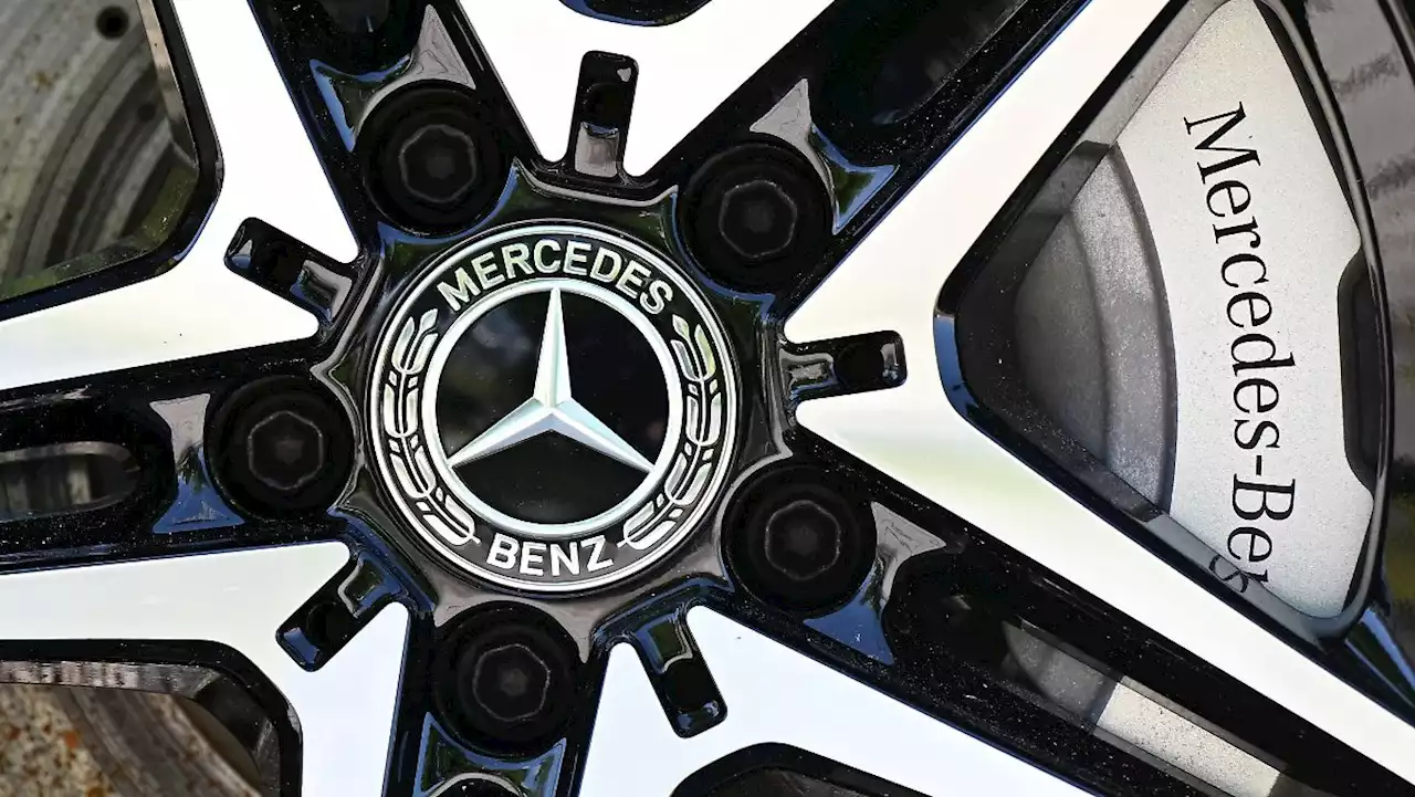 Mercedes ruft weltweit fast eine Million Autos zurück