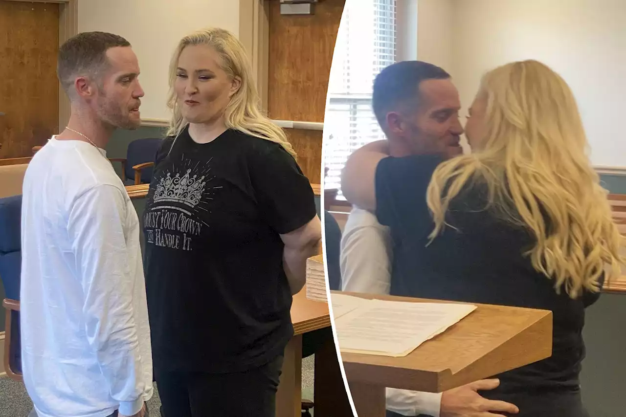 Mama June looks in love during casual courtroom wedding to Justin Stroud