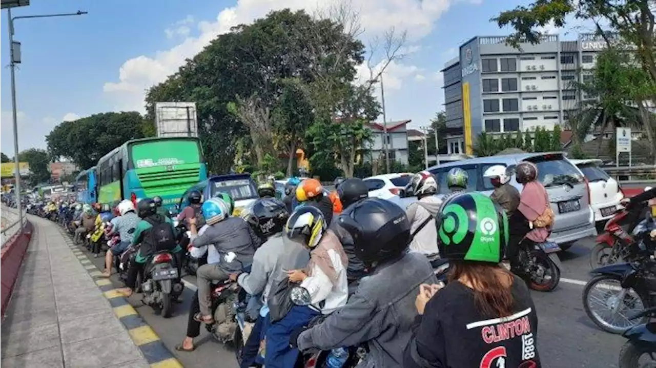 BREAKING NEWS: Truk Tronton Kecelakaan di Kota Serang, Akibatkan Kemacetan Berjam-jam hingga 5 Km - Tribunbanten.com