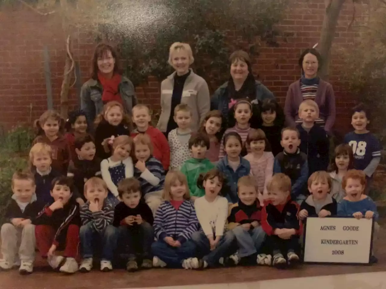 From class photo, teen learns her late mom was boyfriend’s kindergarten teacher