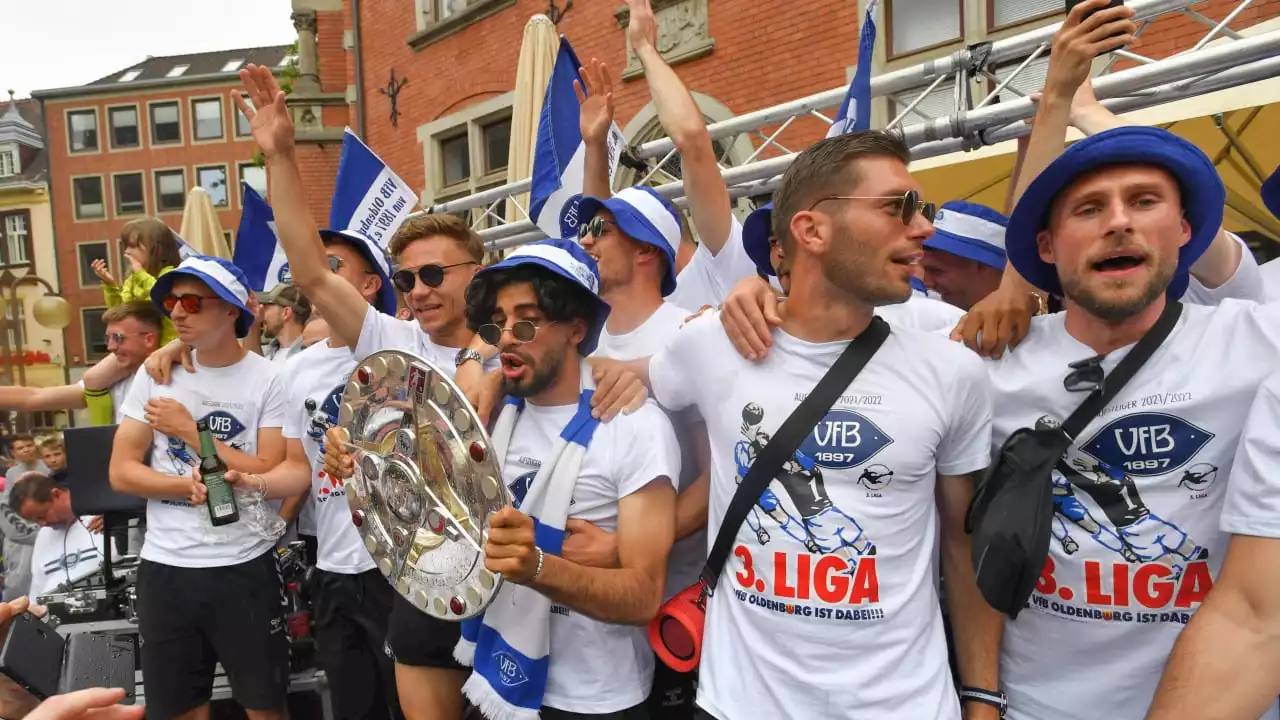 3. Liga: Aufstieg! VfB Oldenburg feiert, bis die Feuerwehr kommt