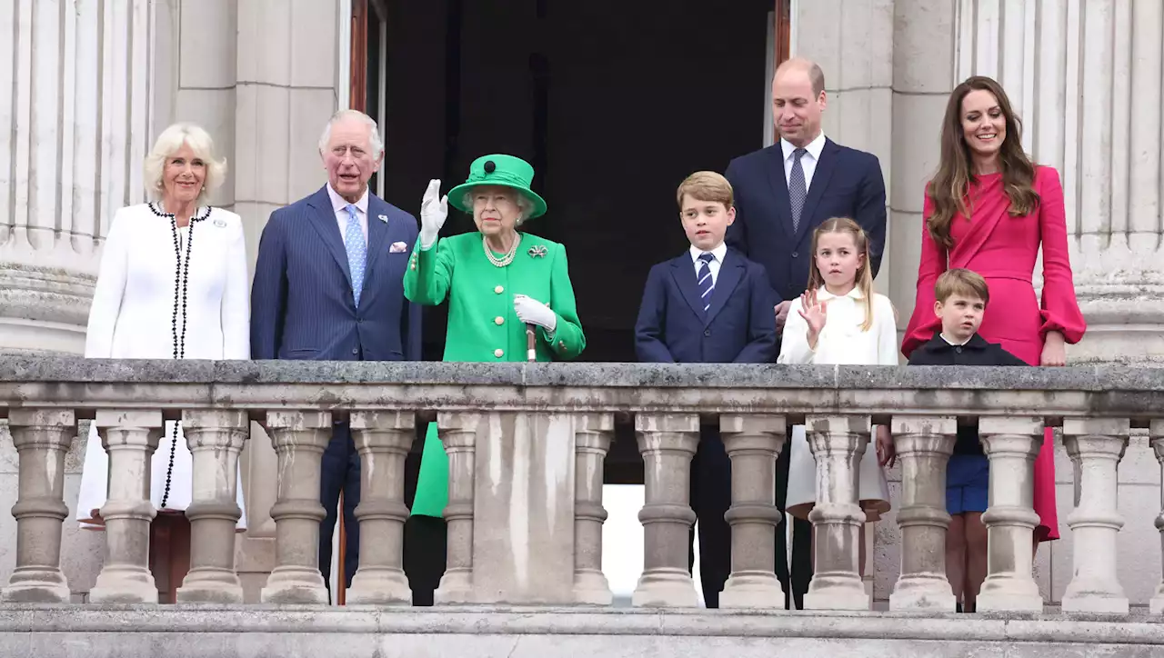 Thronjubiläum: Queen Elizabeth grüßt vom Palast-Balkon