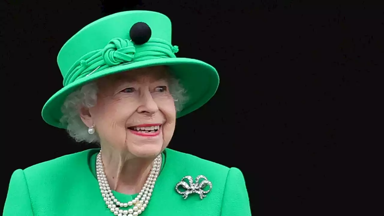 Queen Elizabeth Makes Surprise Appearance To End Platinum Jubilee