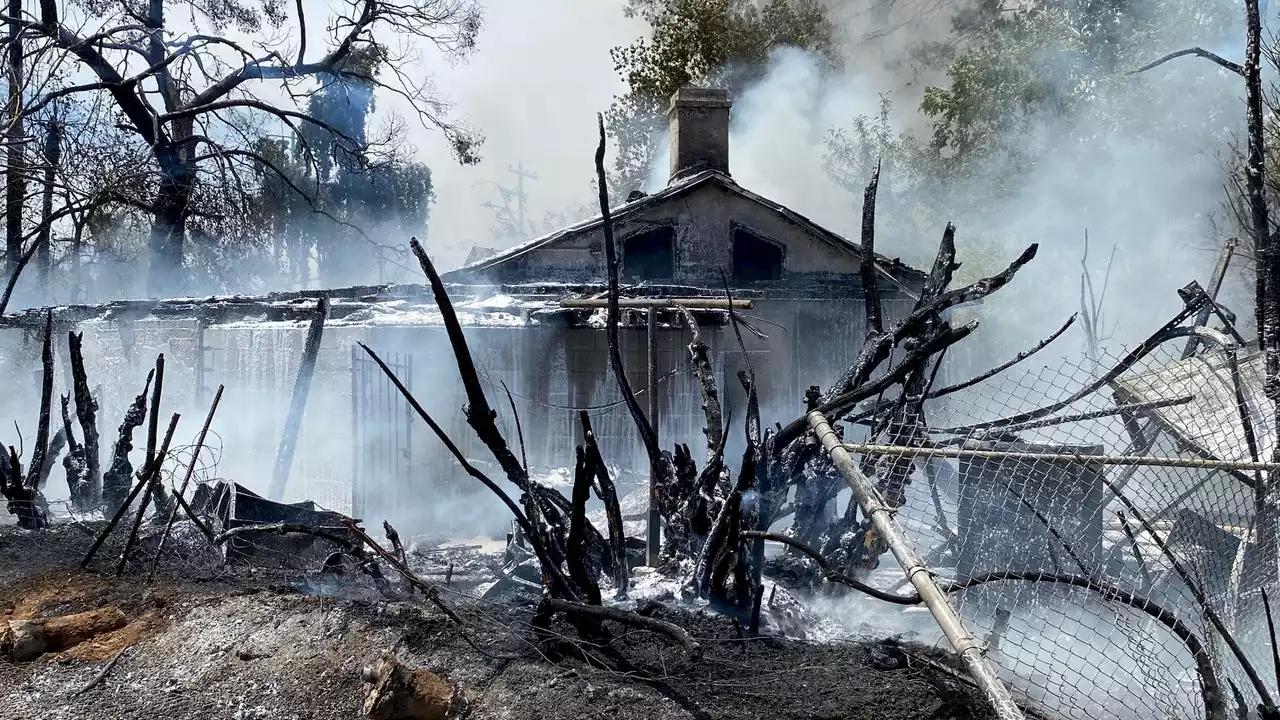 Central Phoenix house fire spreads to neighboring home, displacing residents