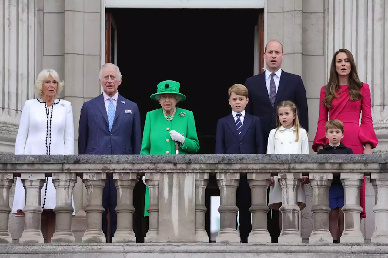 Queen Elizabeth joins Platinum Jubilee celebrations final day observing pageant through London