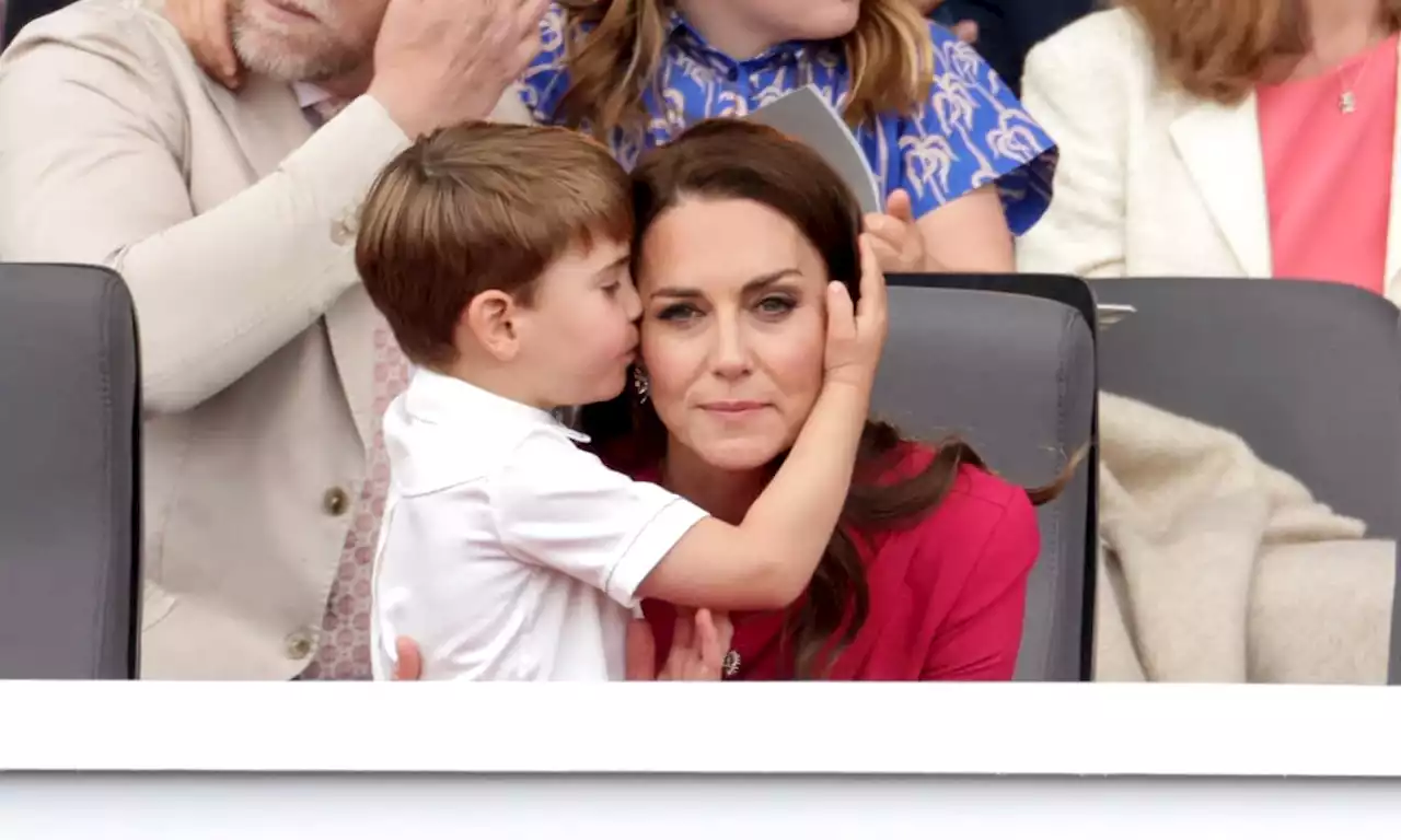 Prince Louis gives mum Kate Middleton a kiss in sweet Jubilee moment