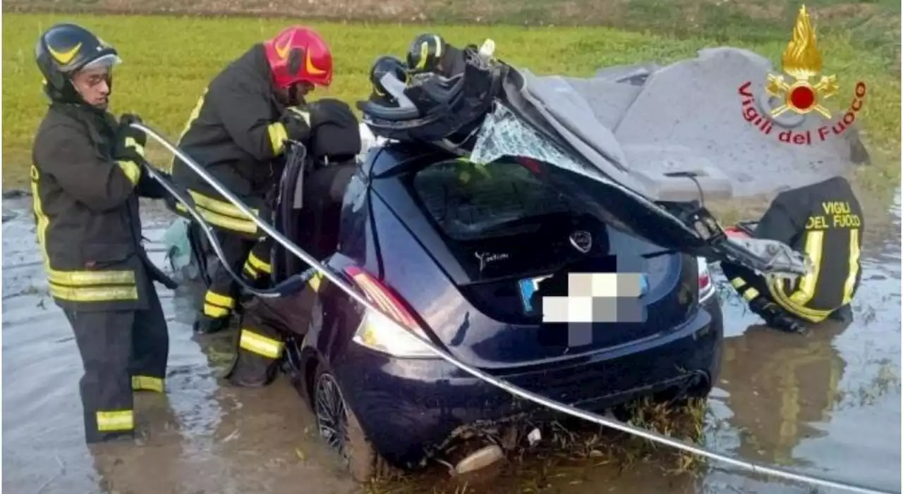 Vercelli, scontro frontale tra due auto: tre morti (tra i 20 e i 22 anni) e due feriti nell'incidente