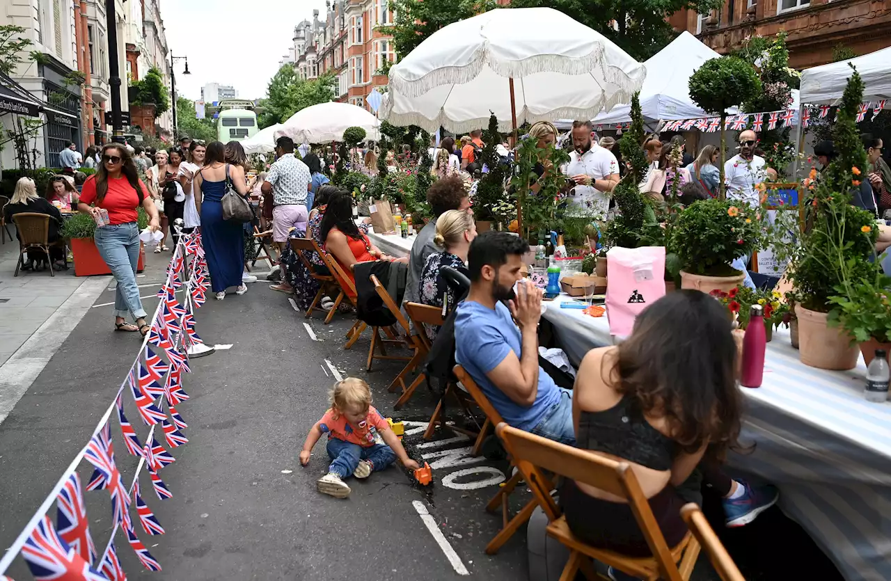 UK weather: Heavy rain and thunderstorms threaten jubilee street party washout