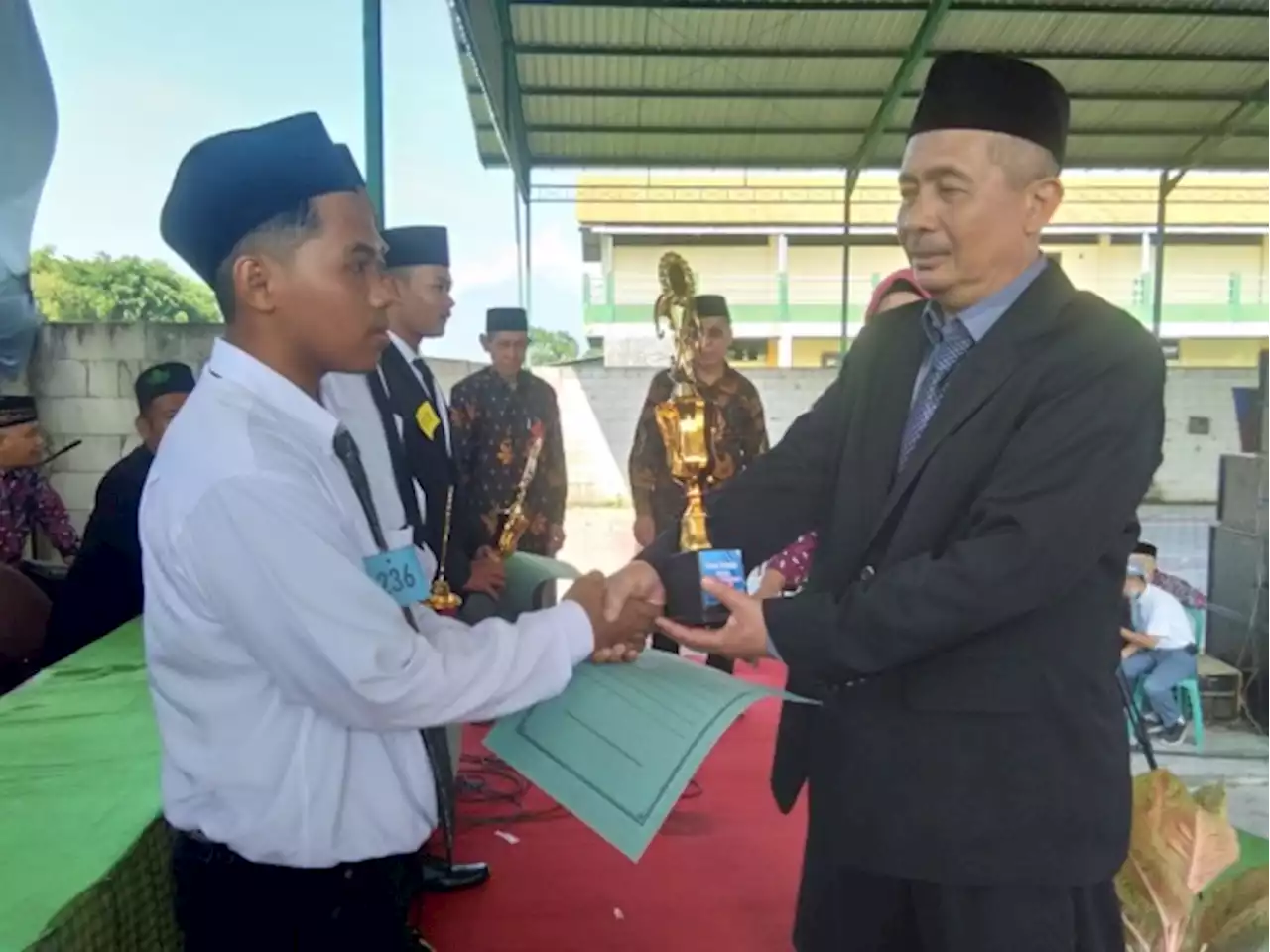 Ratusan Siswa SMK Persatuan 2 Tulangan Resmi Diwisuda