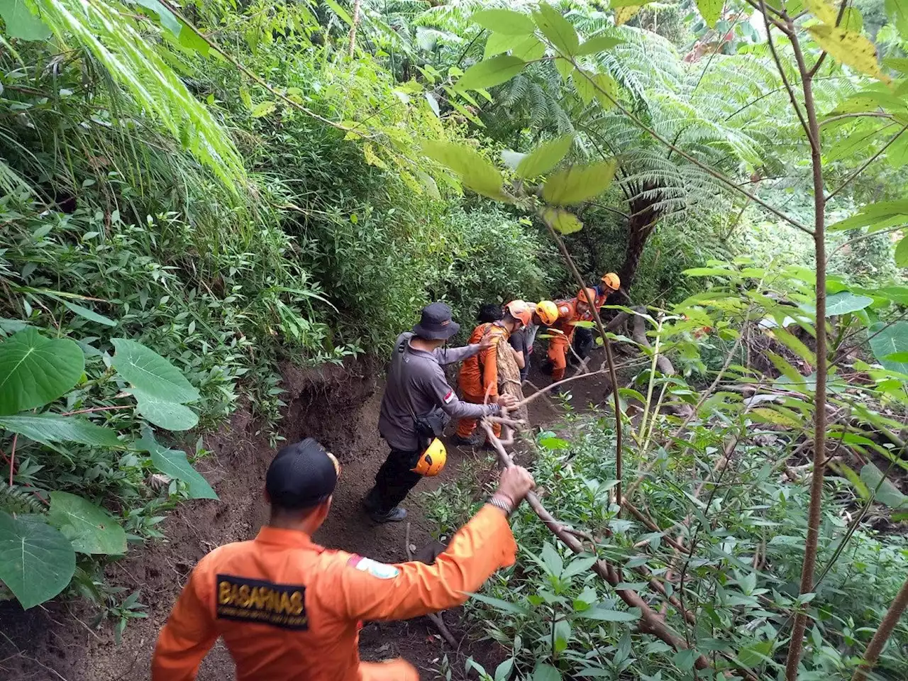 Detik-Detik Tim SAR Evakuasi Pendaki yang Cedera Kaki di Gunung Agung