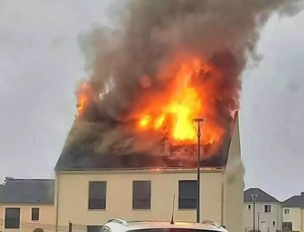 Frappé par la foudre, un pavillon en feu en Seine-et-Marne