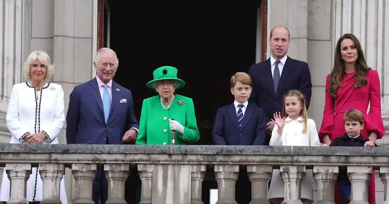 Elizabeth II apparaît une nouvelle fois au balcon de Buckingham Palace, au son de l'hymne national